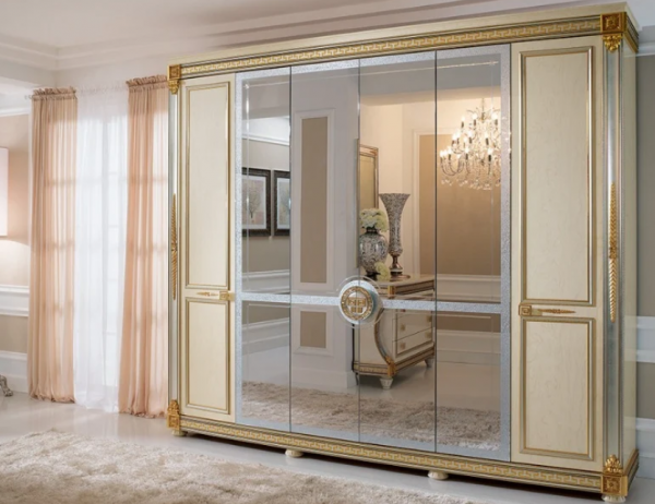 Lemari pakaian dengan aksen emas dan cermin besar untuk kesan mewah